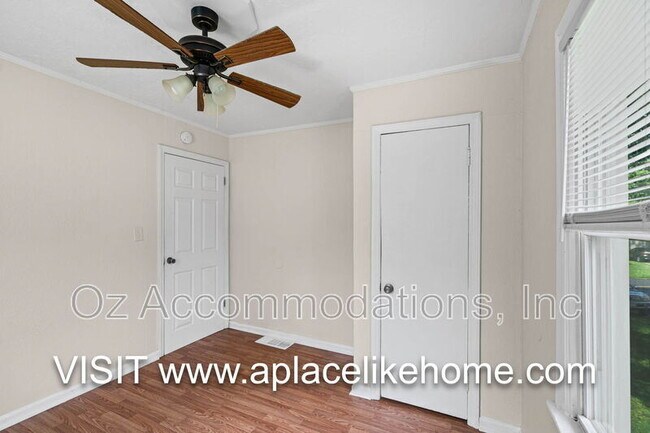 Building Photo - 563 S Ash Ave