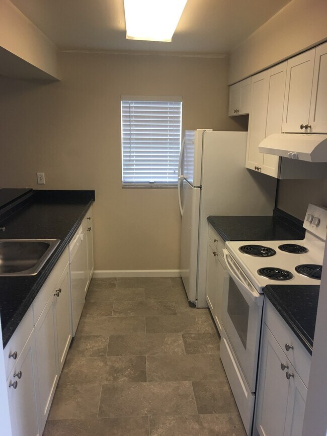 Building Photo - 204 N Grannis Ave