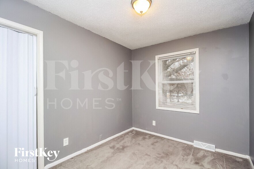 Building Photo - 4900 N Sycamore Dr