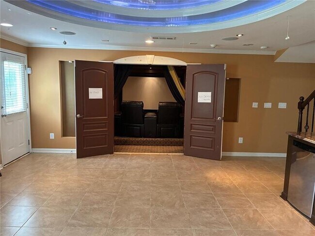 Building Photo - 1880 Manor View