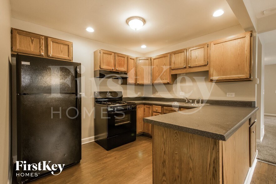 Building Photo - 611 W Oakwood Dr