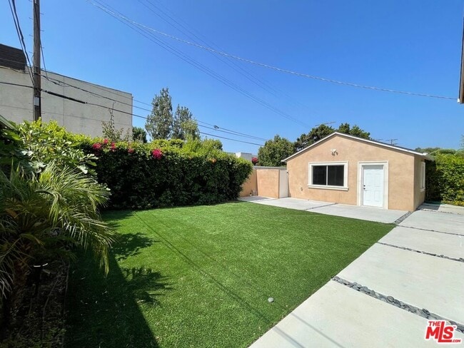 Building Photo - 13964 La Maida St