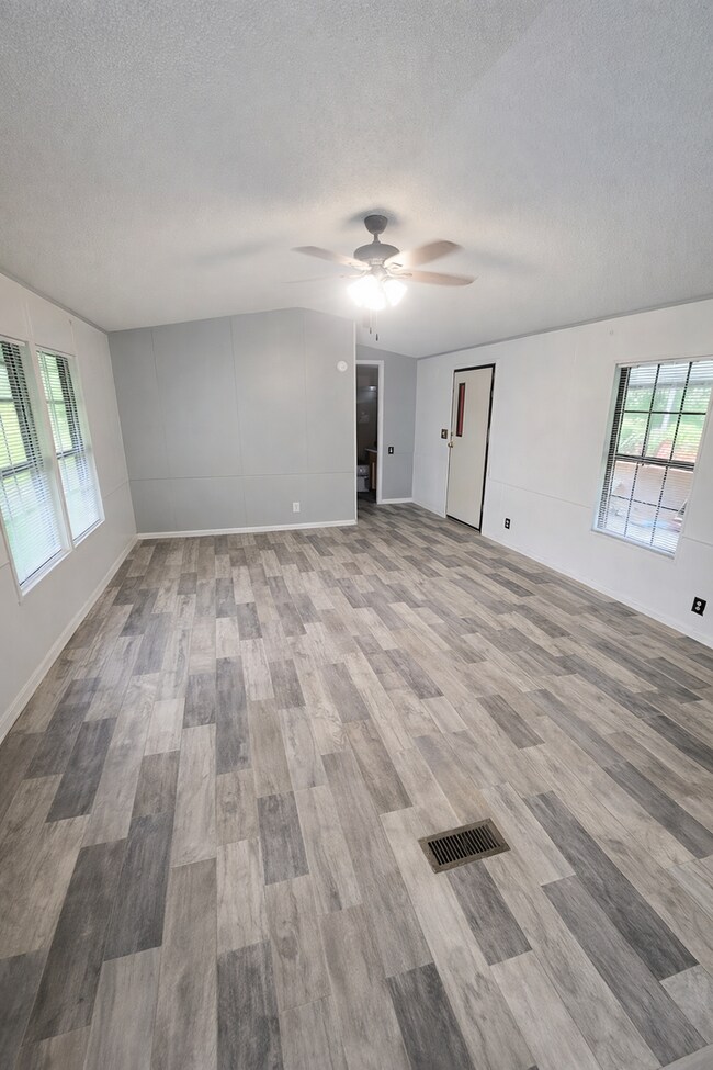 Building Photo - Charming 2BR / 2BA Home in Quiet Silver Springs Neighborhood