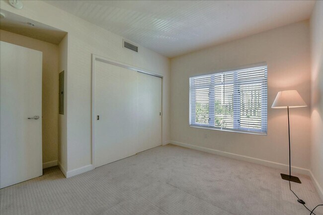 Building Photo - Fantastic 2 Bedroom/2 Bath at City Heights