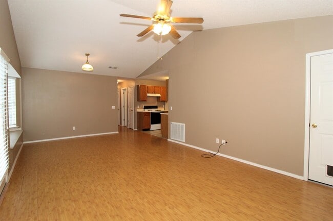 Building Photo - 3152 Parkway Dr