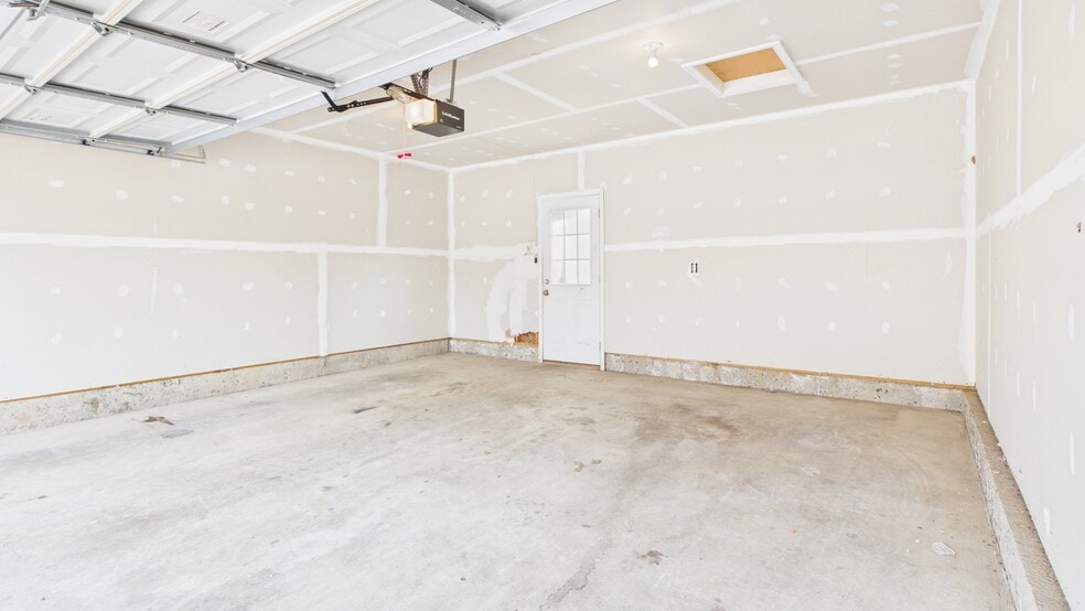 Building Photo - 5423 Saint Rita Dr