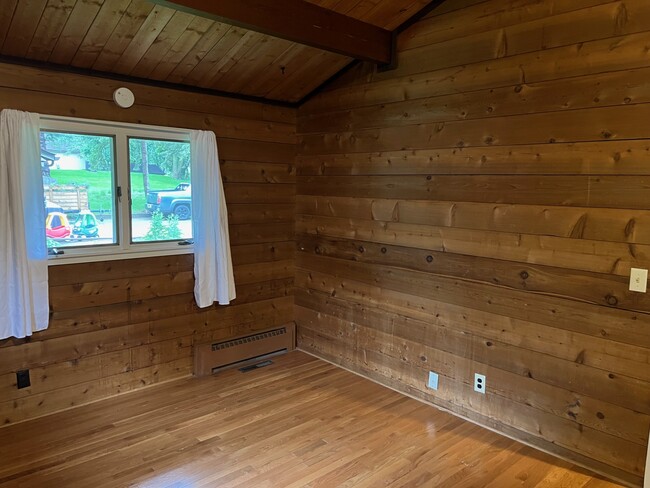 Bedroom 2 - 1120 Lealand Rd E