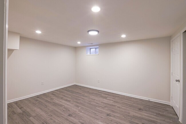 Building Photo - 14 Luffing Ct