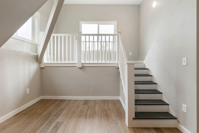 Building Photo - Charming 3BR Home in Heart of Tacoma - Mod...
