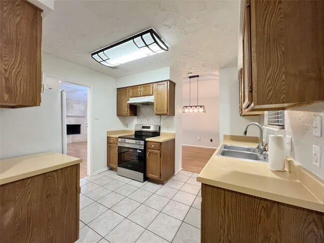 Building Photo - 706 Leicester Ln