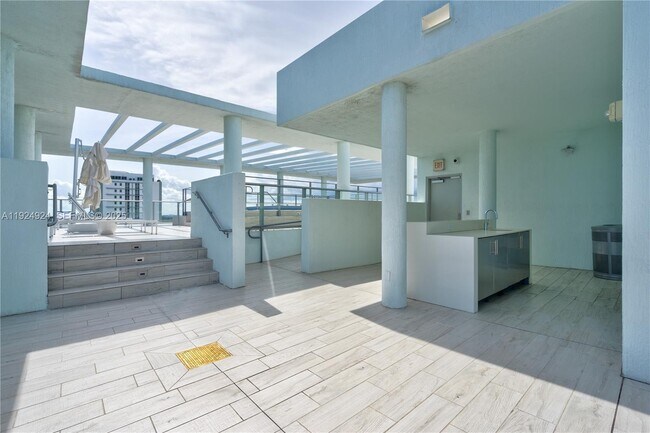 Building Photo - 1600 SW 1st Ave