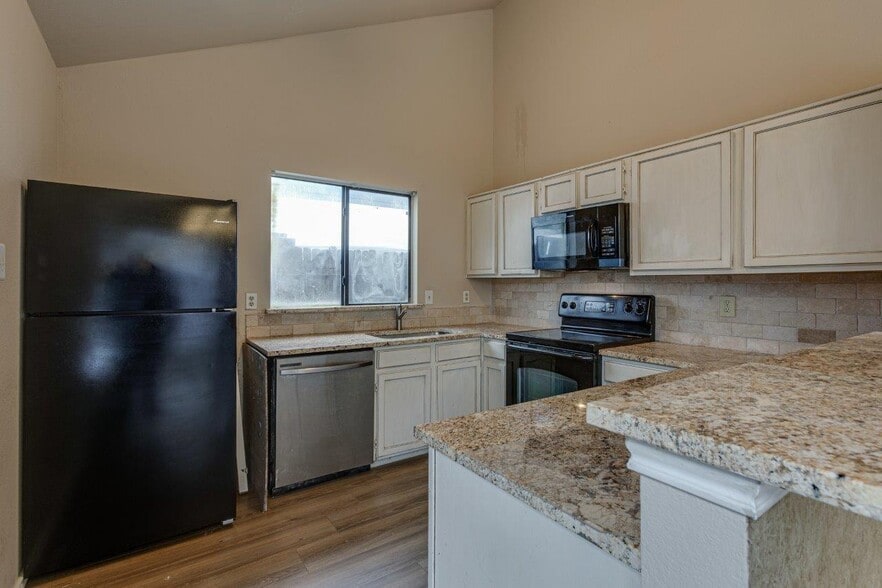 Building Photo - 10611 Woodleaf Dr