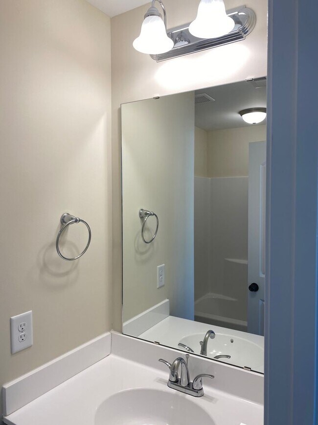 Building Photo - 2 bedroom, 2.5 bath end unit unfurnished townhouse in Sneads Ferry Justice Farm Townhome community