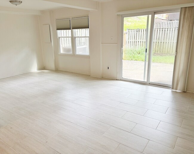 Building Photo - 5107 Cliffhaven Dr