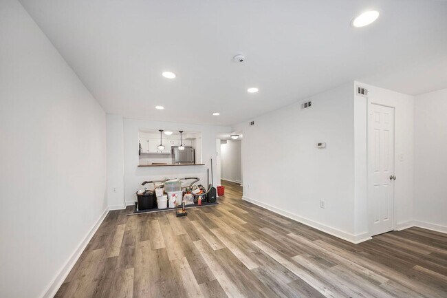 Building Photo - Available now! 2 Bed 2 Bath in Adams Morga...