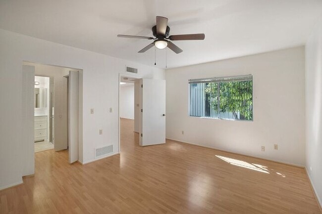 Building Photo - Pending/Rented – Pet-Friendly 2 Bedroom Ho...