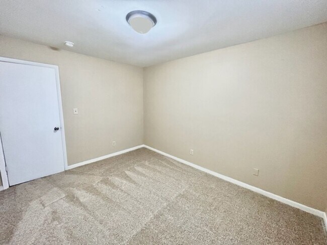 Building Photo - THREE BEDROOM/TWO BATH SOUTH HUNTSVILLE!