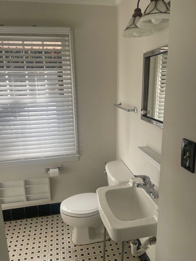 Building Photo - Split level 4 bedroom in Madison Park