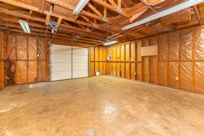 Building Photo - Move-In Ready Comfort – 4 Bed, 2 Bath!