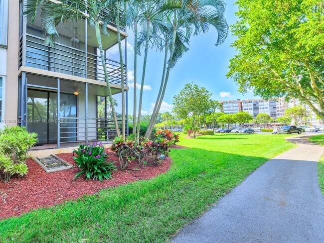 Building Photo - 1000 St Charles Pl