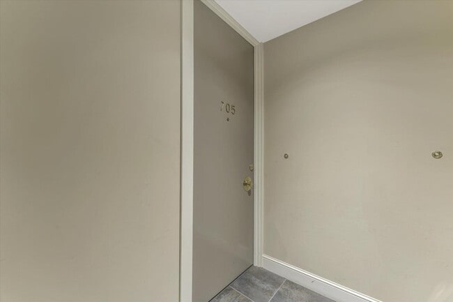 Building Photo - 565 Bellevue Ave