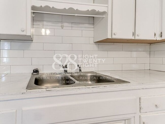 Building Photo - 3 Bed/1 Bath Single Family Home Available Now! Within 5 miles of TAFB!