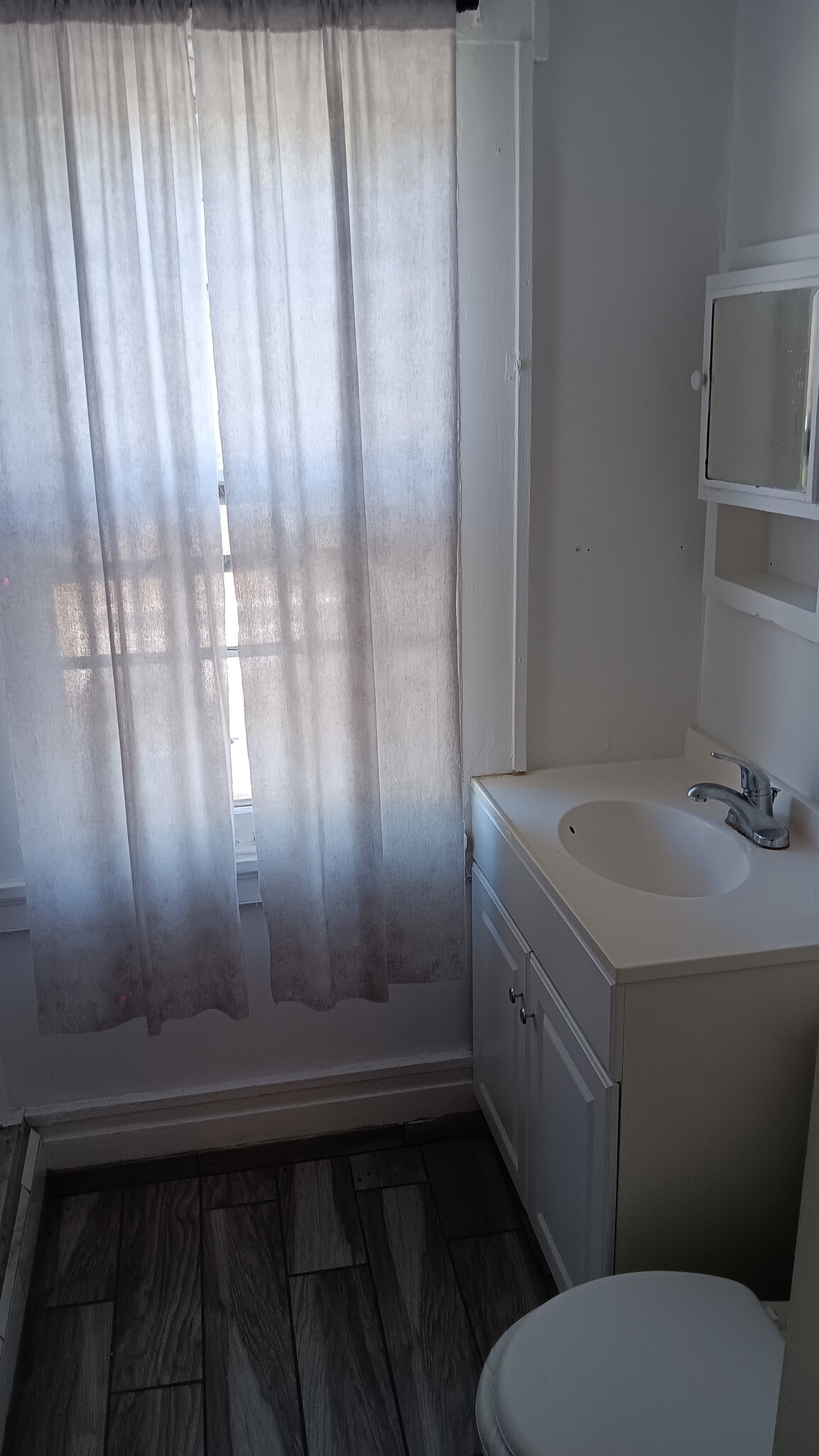 Bathroom - 7 Dubois St
