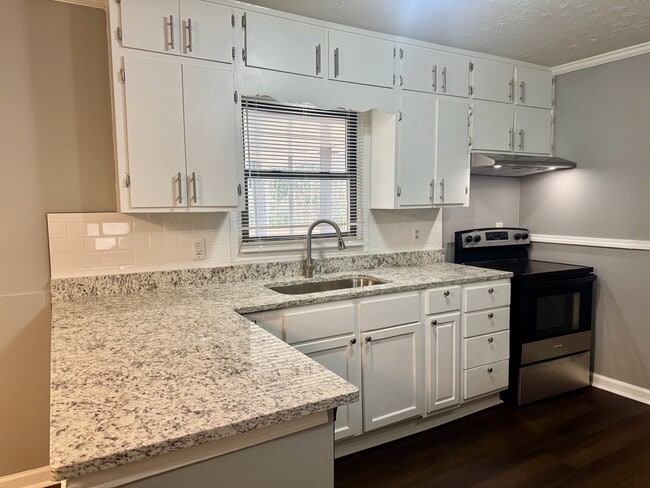 Building Photo - Convenient in Cobb!