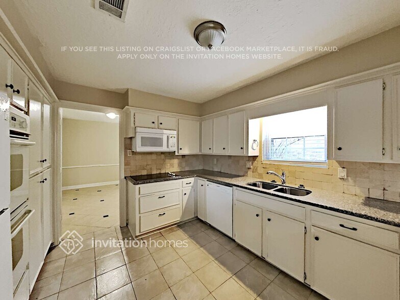 Building Photo - 16395 Havenpark Dr