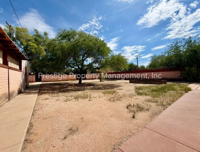 Building Photo - Spacious With Vintage Charm- 2/1 Centrally Located and Waiting For You!