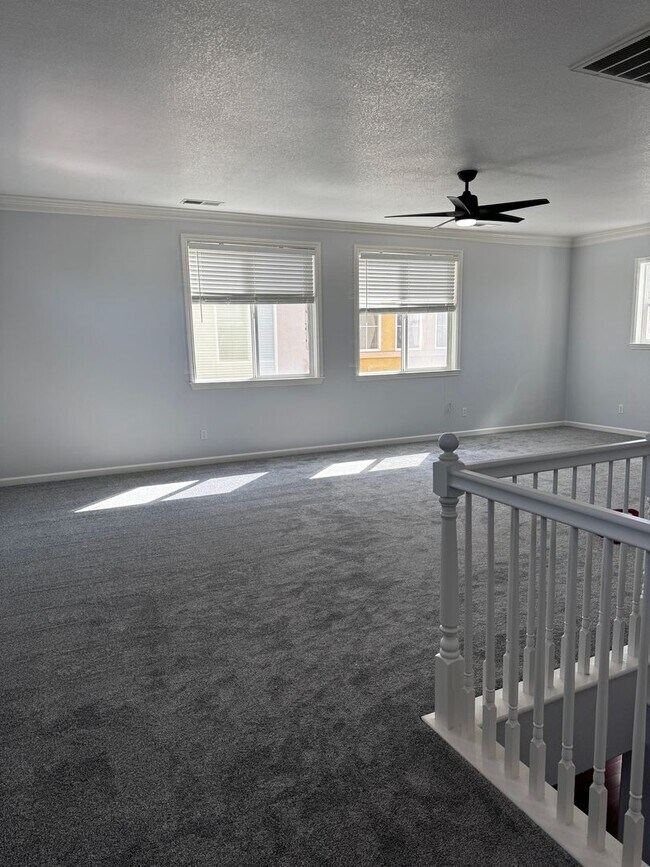 Building Photo - Spacious 4 bedroom near shopping and schools!