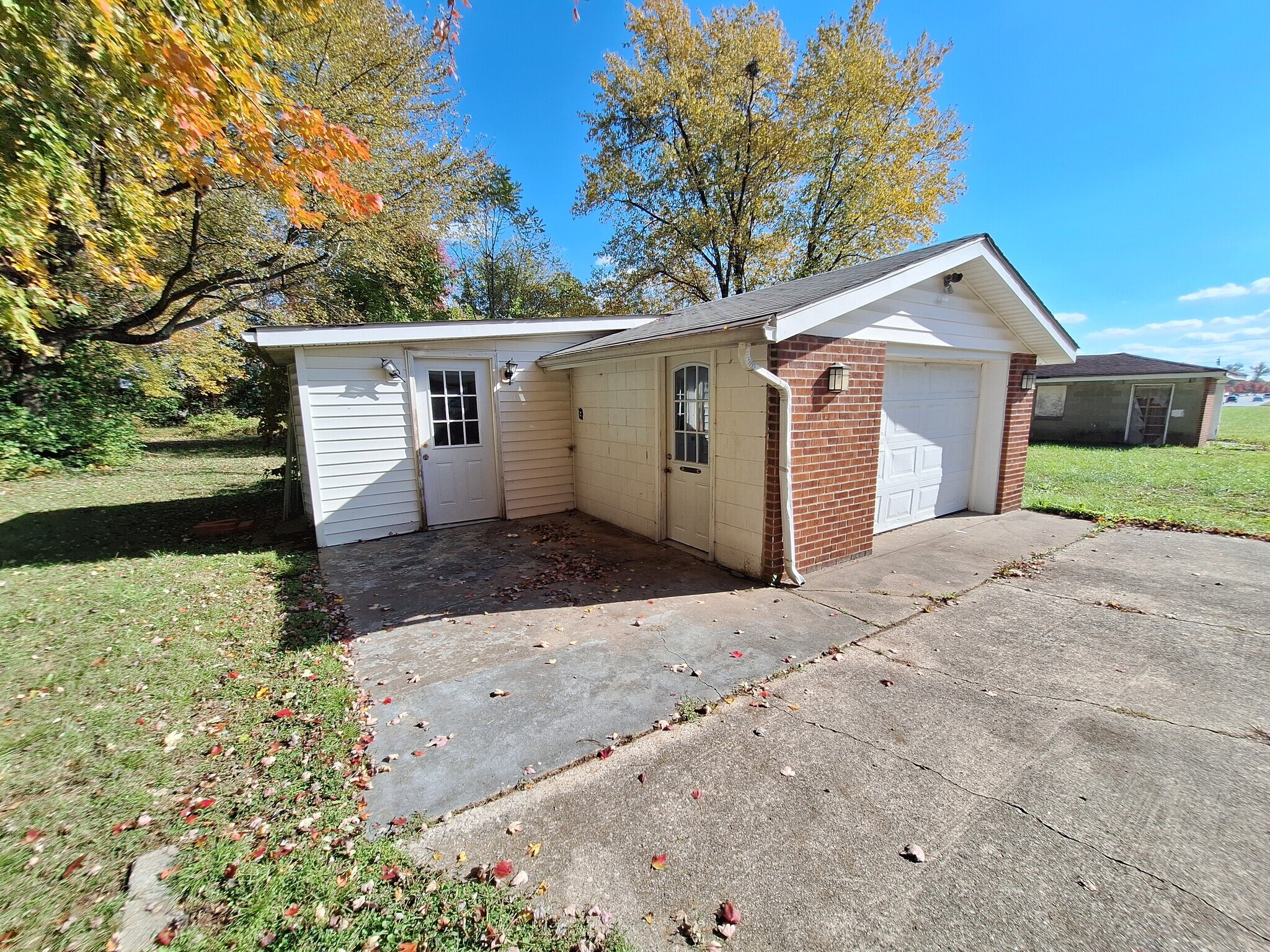 garage and work shop - 6105 Oakdale Ln