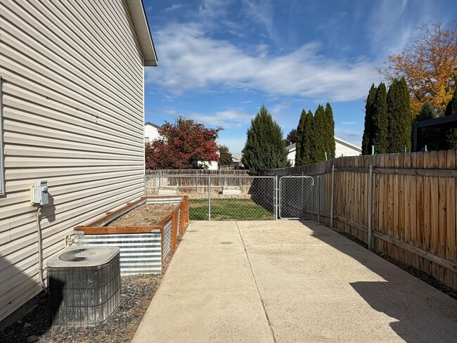 Building Photo - Great 4 bed 2 bath home with RV parking in...