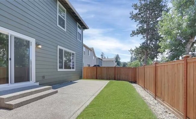 Building Photo - 5 Bedroom / 3 Bath Home with Fully Fenced ...