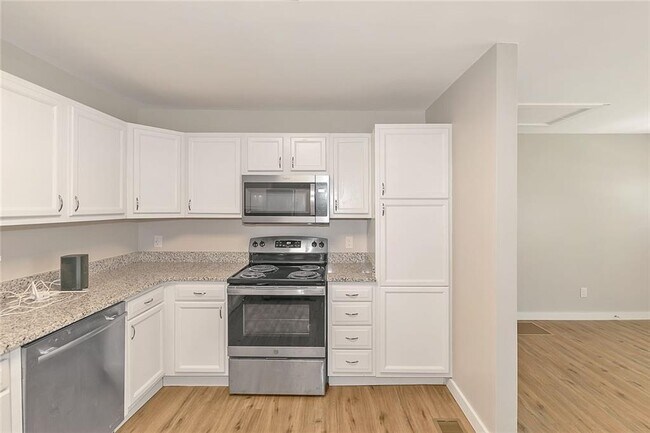 Building Photo - 455 Westside School Rd