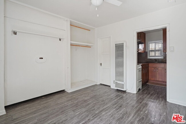 Building Photo - 214 6th Ave