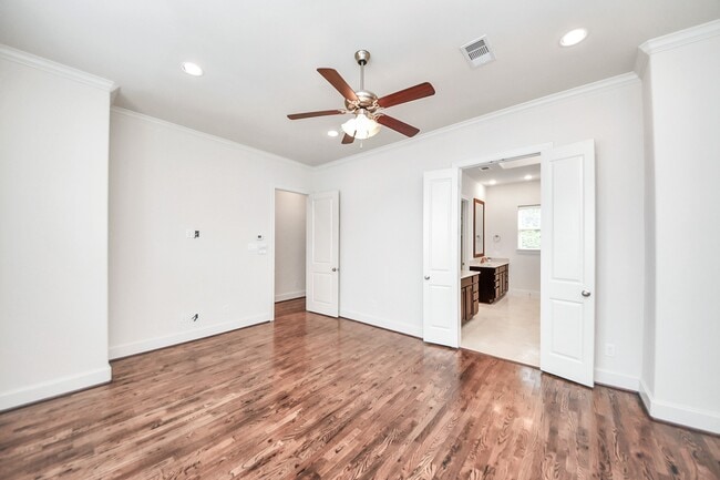 Building Photo - 8926 Lakeshore Bend Dr