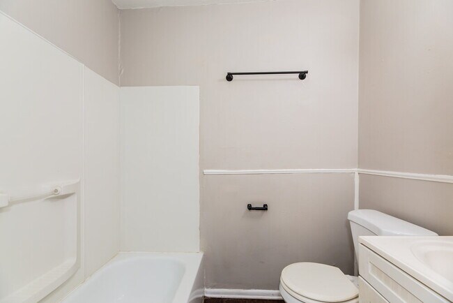 Building Photo - 961 Kenmore St