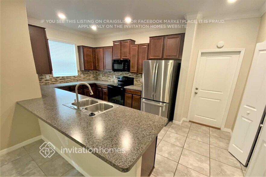 Building Photo - 10667 Lake Montauk Dr