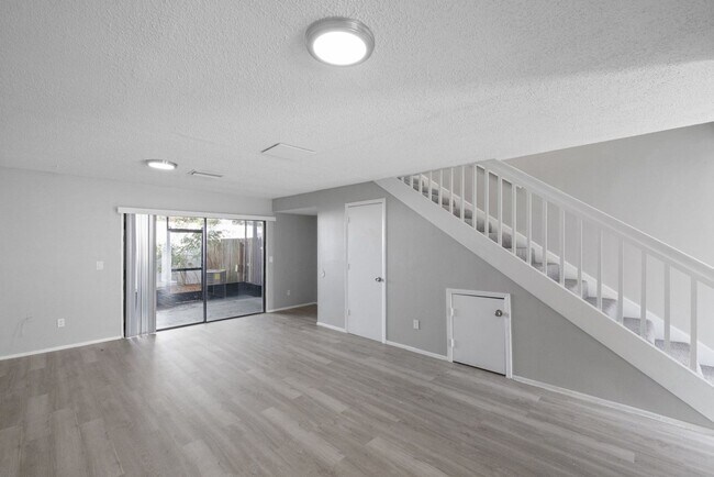 Building Photo - ***CUTE! Largo Townhome NOW *** 2 Bed. 1&1...