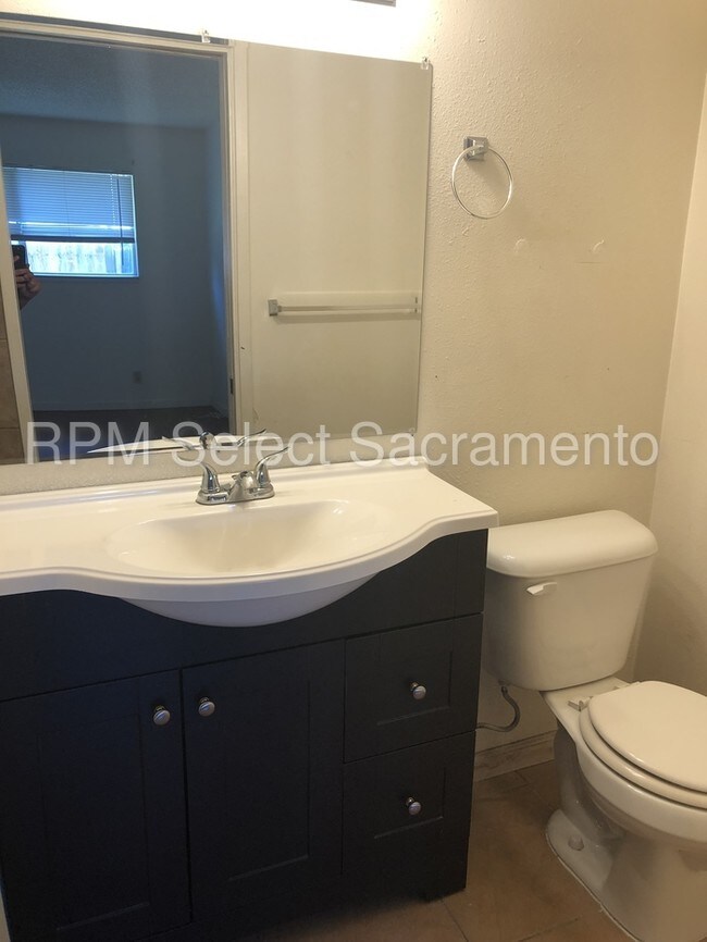 Building Photo - Updated 3 bed 2 bath duplex