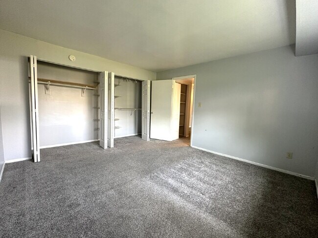 Building Photo - LEASE PENDING! Ground Floor 1 Bedroom Cond...