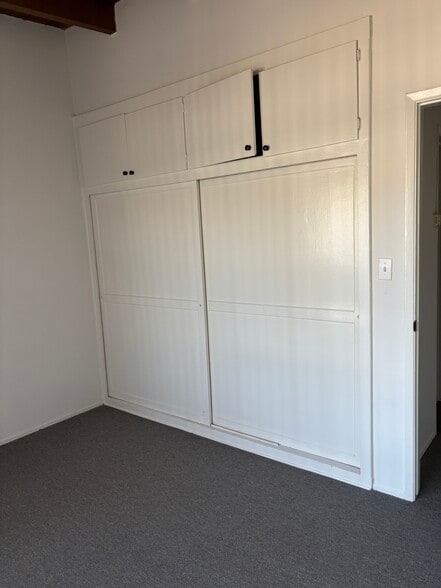 Building Photo - 975 S Barrington Ave