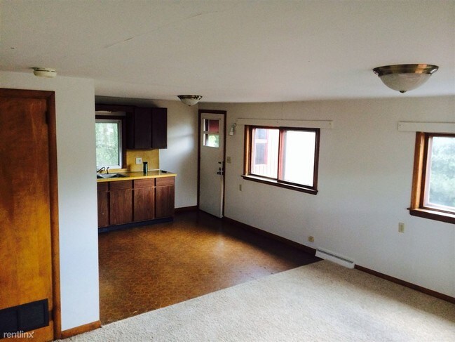 Building Photo - 2 br, 1 bath 4plex - 850 Houseman Upper