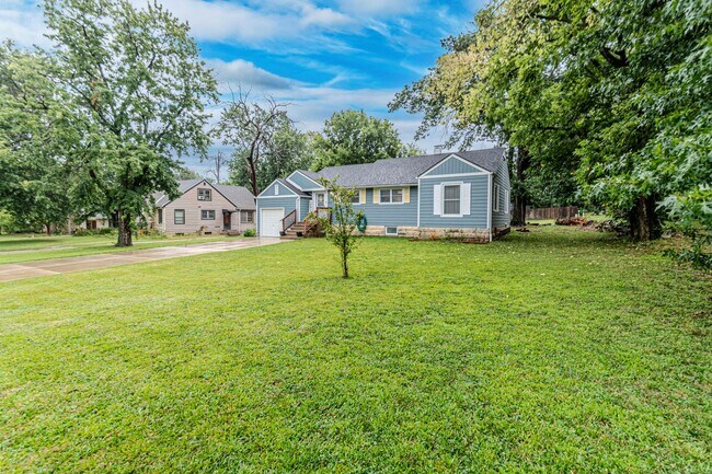 Building Photo - Back porch with a large yard!