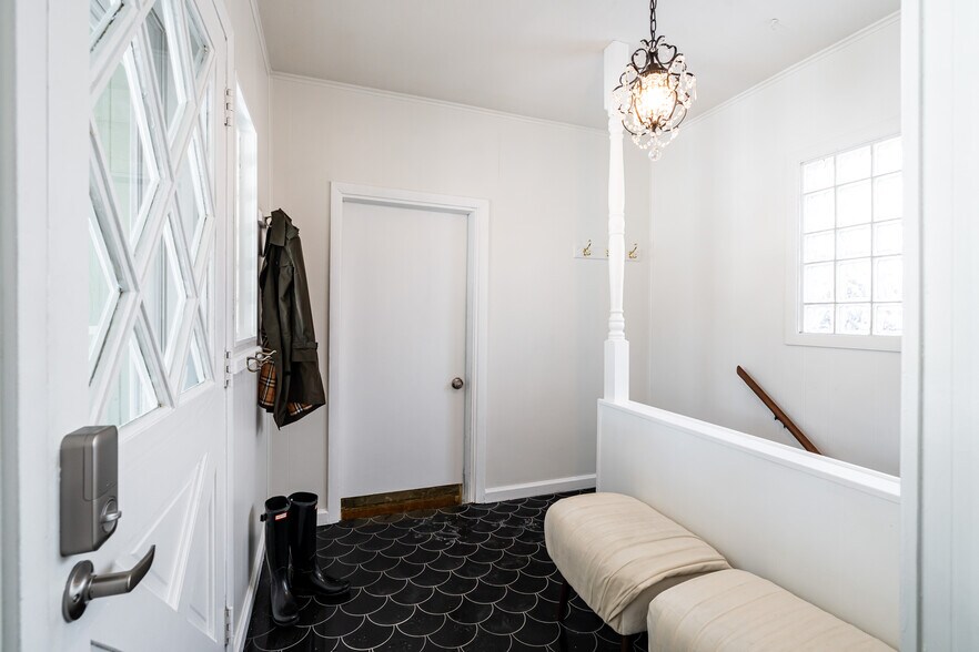 Building Photo - 535 W Montclaire Ave