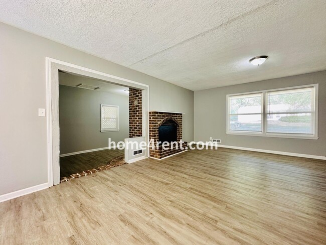 Building Photo - Ranch Style Home in KCMO w/ LVP Floors, SS Appliances and a Fenced Yard!