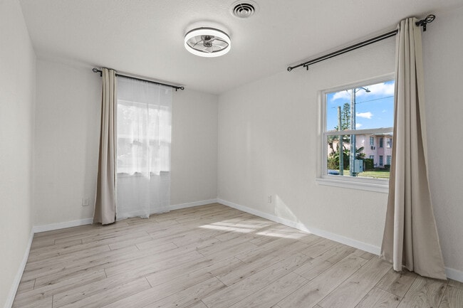 Building Photo - 1401 Drew St