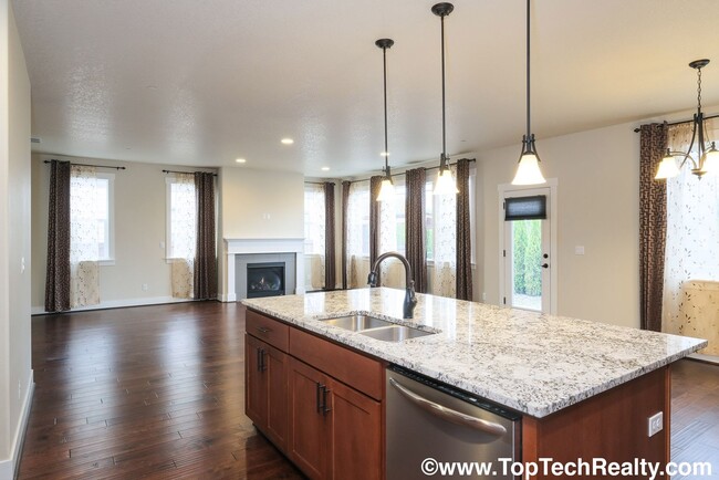 Building Photo - Beautiful 4 BR* 2.5 BTH* Single Family Hom...