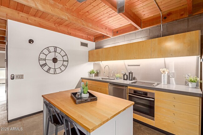 Building Photo - 727 E Portland St